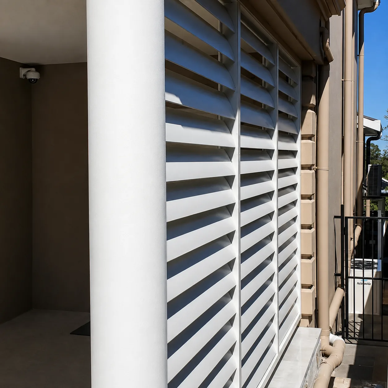 Aluminium louvre screen wall with a round column to a breezeway.